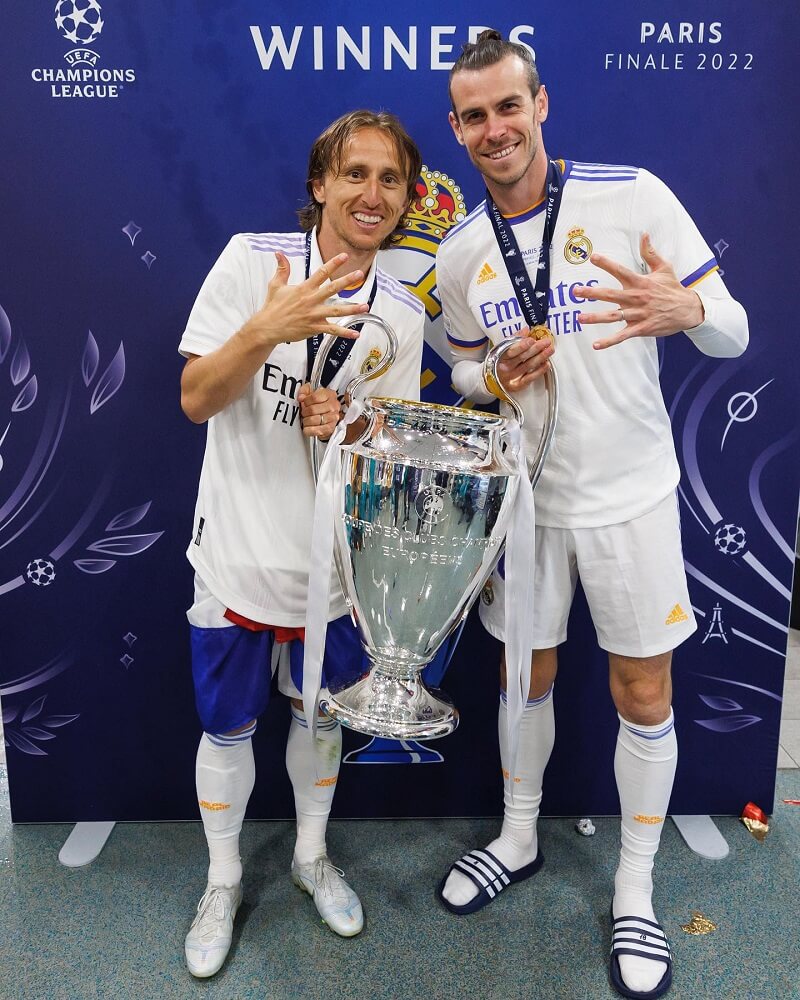 hình nền Luka Modrić cùng bale nâng cúp vô địch c1