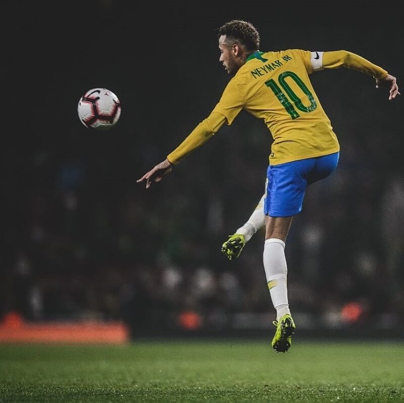 Hình nền Neymar Jr đỡ bóng